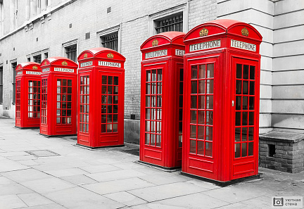 Фотообои Типичные Лондонские красные будки на черно-белом фоне