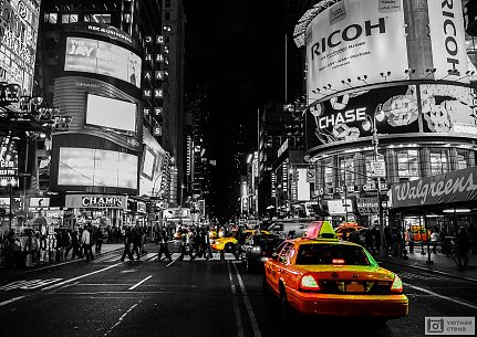 Фотообои Нью-Йоркское желтое такси на черно-белом фоне