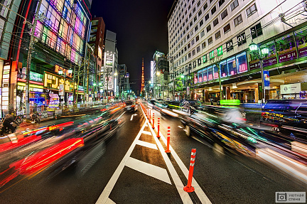 Ночное движение на улицах Токио. Япония