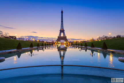 Фотообои Вид на Эйфелеву башню с фонтанов Трокадеро на рассвете. Париж. Франция