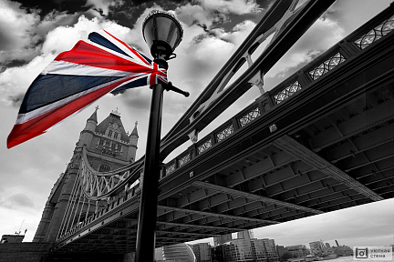 Фотообои Разноцветный флаг Англии на черно-белом фоне Тауэрского моста