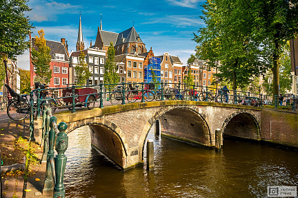 Велосипеды на старом мосту. Амстердам. Нидерланды