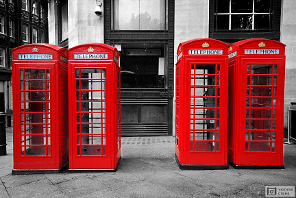 Фотообои Красные телефонные будки Лондона на черно-белом фоне